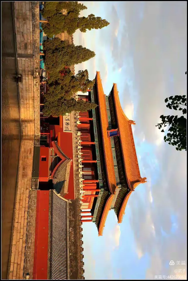 夕阳下的故宫神武门与角楼